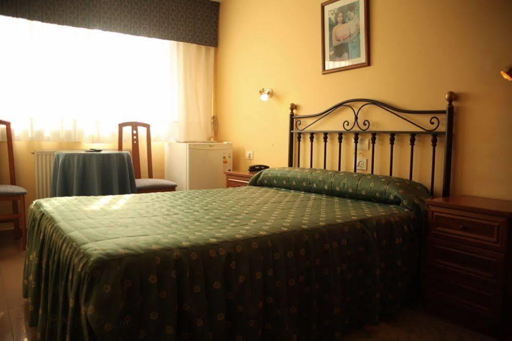 Hostal La Poetisa - Auto Check-In Culleredo Exterior photo